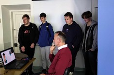 Dr hab. inż. Tomasz Kapuściński z Uczniami w Laboratorium Inteligentnych Systemów Interaktywnych. Dr Kapuściński prezentuje systemy rozpoznawania gestów w ramach prowadzonych przez swój zespół badań. Inne ujęcie