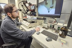 System do montażu struktur półprzewodnikowych