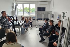 mgr inż. Mateusz Suliga z Uczniami w laboratorium odnawialnych źródeł energii opowiadający o uzyskiwaniu energii z sił natury,