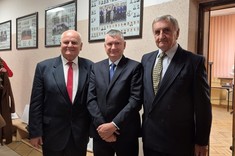 Pamiątkowe zdjęcie z byłymi nauczycielami RCEZ w Biłgoraju, od lewej Czesław Bakota, Mariusz Korkosz, Józef Kot,