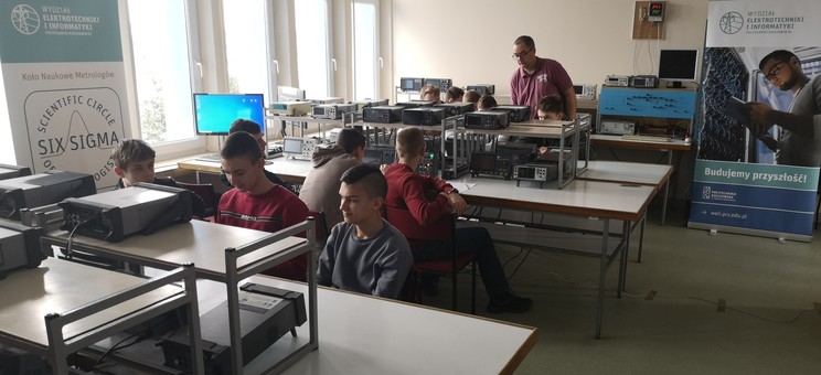 Uczniowie podczas zajęć