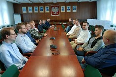 Studenci oczekujący na wręczenie certyfikatów