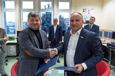 Rektor Politechniki Rzeszowskiej prof. dr hab. inż. Piotr Koszelnik oraz Dyrektor Centrum Technicznego firmy APTIV Services Poland S.A. Pan Dariusz Mruk po podpisaniu umowy,