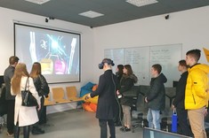 Uczniowie i pracownicy podczas zwiedzania laboratoriów wydziału.