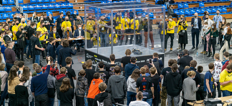 Widzowie i uczestnicy na zawodach robotów w roku 2021