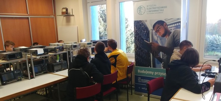 Uczniowie ZSE podczas warsztatów.