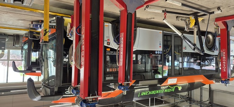 Hala napraw autobusów elektrycznych. Autobus elektryczny Solaris,