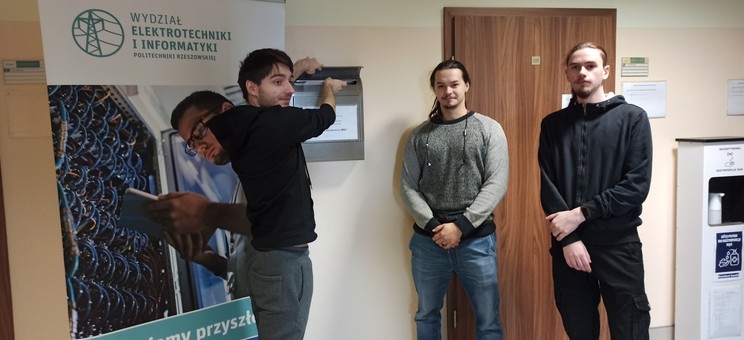 Studenci Wydziału korzystający ze skrzynki podawczej