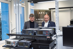 JM Rektor Politechniki Rzeszowskiej prof. dr hab. inż. Piotr Koszelnik oraz Dyrektor Centrum Technicznego firmy APTIV Services Poland S.A. Pan Dariusz Mruk w Laboratorium Metrologii A.211,