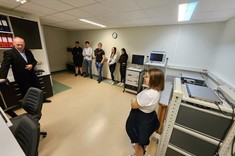 Dr inż. Wiesław Sabat z Uczniami oraz studentką Julią Semak. Dr Sabat prezentuje badania prowadzone w komorze EMC. Widok na boczne laboratorium.