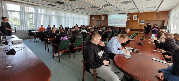 Uczniowie Zespołu Szkół Ekonomicznych w Sandomierzu podczas prezentacji oferty edukacyjnej WEiI i PRz.
