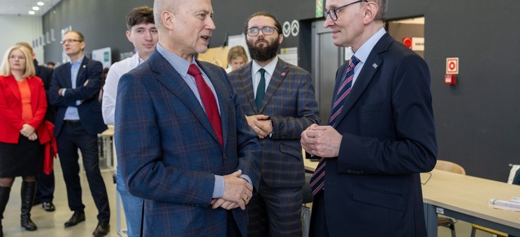 dr hab. inż. Piotr Jankowski-Mihułowicz wraz Prorektorem prof. dr. hab. inż. Jarosławem Sępem