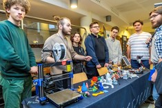 Studenci Rzeszowskiej Grupy IT na stanowisku Koła prezentują ofertę KN działających w ramach WEiI,