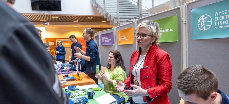 Stoisko Wydziału Elektrotechniki i Informatyki, informacji udziela pracownik Wydziału dr inż. Anna Szlachta,