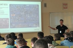 Studenci WEiI podczas wykładu – projektowanie płytek drukowanych,