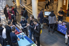 Od lewej: stoisko Wydziału Elektrotechniki i Informatyki, informacji udziela pracownik Wydziału dr inż. Bartosz Pawłowicz,