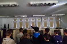 Uczniowie Zespołu Szkół w Jaśle w odwiedzanych laboratoriach