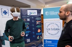 Student KN oraz uczestnik w goglach VR testujący jedno z rozwiązań,