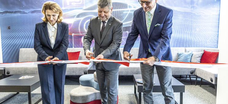 Otwarcie strefy relaksu. Od lewej: B. Dzik, prof. P. Koszelnik, prof. PRz R. Zajdel,