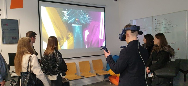 Uczniowie i pracownicy podczas zwiedzania laboratoriów wydziału.