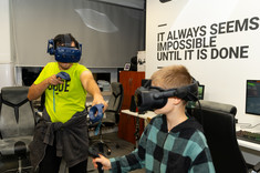 Sala VR, dwójka zwiedzających gra w gry przeznaczone do wirtualnej rzeczywistości.