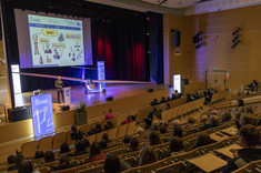 dr hab. inż. Piotr Jankowski-Mihułowicz, prof. PRz podczas wykładu nt. "Technika radiowej identyfikacji obiektów RFID – dzisiaj i jutro",