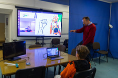 Laboratorium Inteligentnych Systemów Interaktywnych. Prowadzący prezentuje działanie systemu migowego. Uczestnik uczy się gestów.