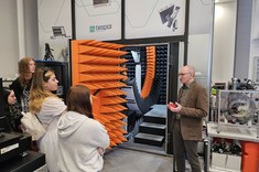 Prof. dr hab. inż. Piotr Jankowski-Mihułowicz wraz z Uczniami w laboratorium RFID. Profesor prezentuje komorę RFID.