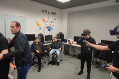 Laboratorium Wirtualnej Rzeczywistości, prezentuje pracownik Wydziału mgr inż. Michał Ćmil,