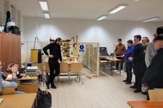 Uczniowie w Laboratorium Wysokich Napięć w Katedrze Energoelektroniki i Elektroenergetyki